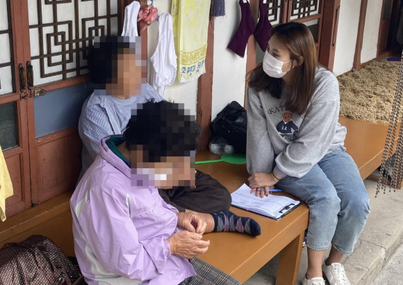 지난해 지역의 어느 한 가정을 방문해 사회보장급여 확인조사를 실시하고 있다.