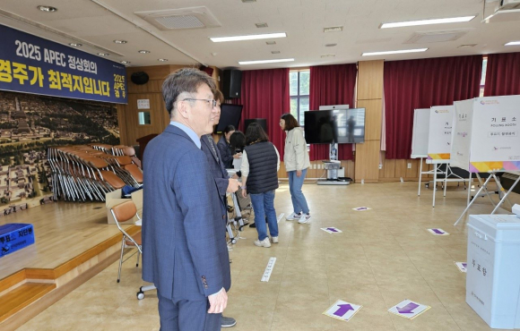 경주시선거관리위원회 김경훈 위원장은 4월 5일부터 6일까지 2일간 실시되는 제22대 국회의원선거의 사전투표를 앞두고 선도동사전투표소를 방문해 모의시험을 참관하고 준비상황을 점검했다.
