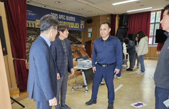 경주시선거관리위원회 김경훈 위원장은 4월 5일부터 6일까지 2일간 실시되는 제22대 국회의원선거의 사전투표를 앞두고 선도동사전투표소를 방문해 모의시험을 참관하고 준비상황을 점검했다.