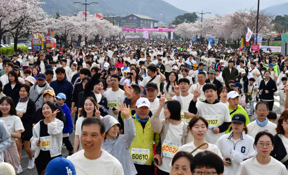 지난 6일 경주보문관광단지에서 열린 ‘제31회 경주벚꽃마라톤대회’에 참가한 시민과 관광객들이 출발선을 통과하고 있다.