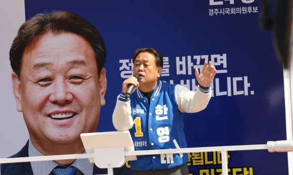 지지를 호소하고 있는 민주당 한영태 후보.