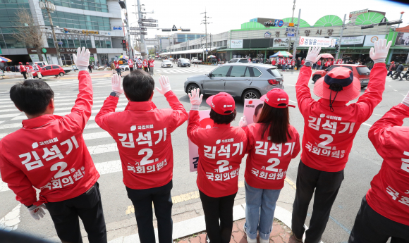 지지를 호소하고 있는 김석기 후보 선거운동원들.