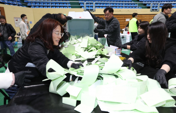 4월 10일 저녁 경주실내체육관에서 개표가 진행됐다. /사진=최병구 기자.