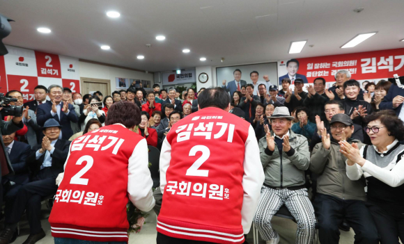 김석기 당선자 내외가 지지자들에게 감사 인사를 하고 있다. /사진=최병구 기자.