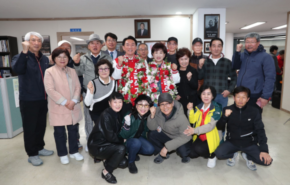 지지자들과 함께 기념촬영을 하고 있는 김석기 당선자 내외./사진=최병구 기자.