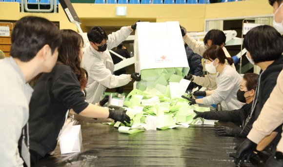 경주실내체육관 개표 현장(4월 10일)./사진 최병구 기자.
