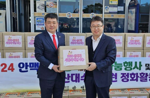 지난 7일 안강의 대표적인 애향단체 안맥회에서 지역 내 어려운 이웃을 위해 라면 100박스를 기탁했다.