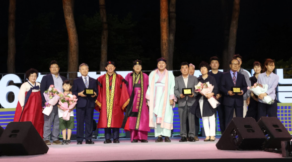 지난해 6월 8일 경주시민의 날 행사에 수상자 3명이 수상 후 주낙영 시장을 포함한 내빈들과 기념촬영을 하고 있다.