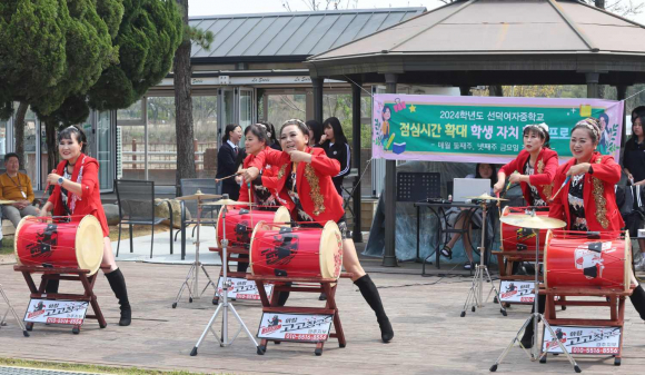 교사들의 공연 모습.