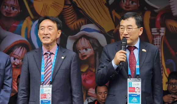 주낙영 시장이 11월 15일 APEC 정상회의가 열리는 페루 리마에서 외신 기자들과 인터뷰하는 장면.