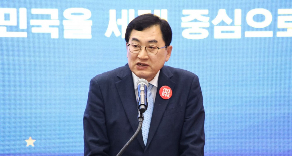 주낙영 시장 APEC 정상회의 최종 선정 브리핑을 하고 있다.