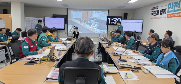 본사 상황실에서 2025년 재난대응 안전한국훈련을 실시하고 있다.