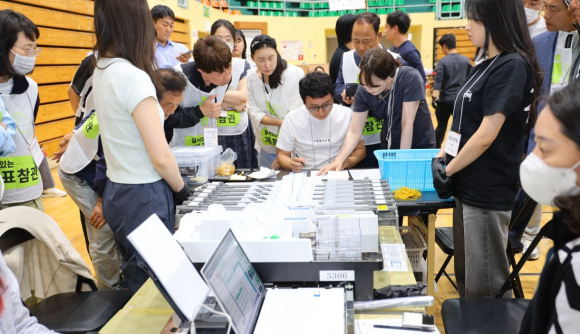 지난 3일 밤 10시 경 경주실내체육관에서 제21대 대통령선거 개표가 진행되고 있다.