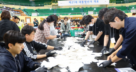 지난 3일 밤 10시 경 경주실내체육관에서 제21대 대통령선거 개표가 진행되고 있다.