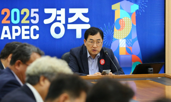 2025년 APEC 정상회의 성공 개최를 위한 준비상황 점검 회의에서 발언 중인 주낙영 경주시장.
