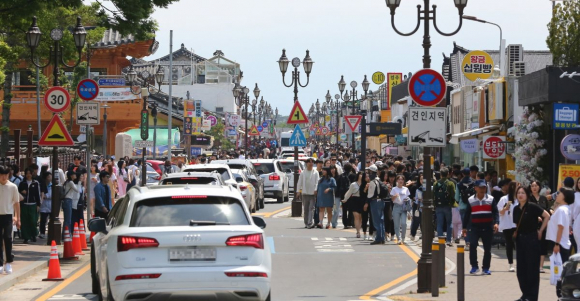 전통과 청년문화 공존하는 경주 황리단길.