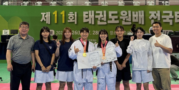 경주시청 태권도팀이 전북 무주 태권도원에서 열린 ‘제11회 태권도원배 전국태권도선수권대회’에서 개인종합 3위를 차지한 후 기념촬영을 하고 있다. 금메달을 목에 건 박주아 선수(왼쪽 네 번째)와 동메달을 획득한 황수진 선수(오른쪽 네 번째).
