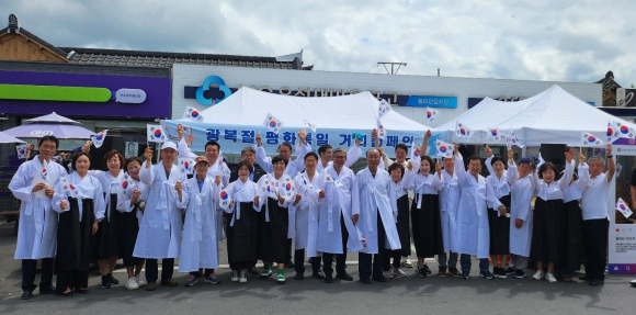 지난해 8월 15일 민주평화통일자문회의 경주시협의회가 황리단길 새마을금고 앞에서 평화통일 거리 캠페인을 벌이고 있다.