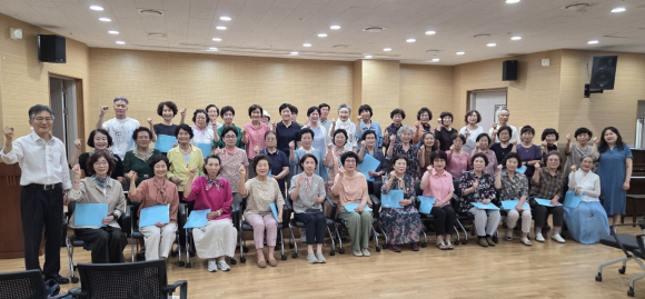 경주시는 12일 경주시 노인종합복지관 강당에서 열린 ‘어르신 추억의 노래 콘서트’를 끝으로 올해 상반기 특강을 마무리했다. 사진은 공연 후 참가 어르신들이 기념촬영을 하고 있는 모습.
