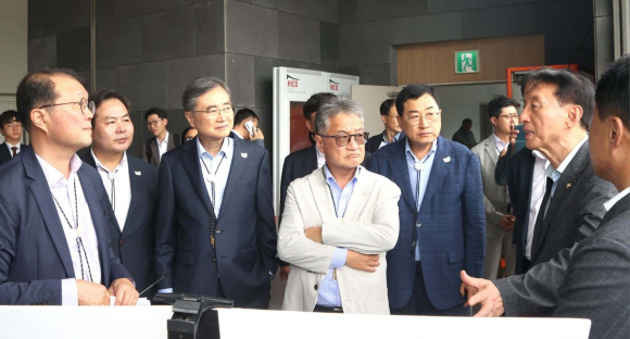 13일 경주화백컨벤션센터(HICO)에서 열린 APEC 정상회의 준비 현장 점검에서 조현 외교부 장관이 김석기 국회 외통위원장의 설명을 듣고 있다.