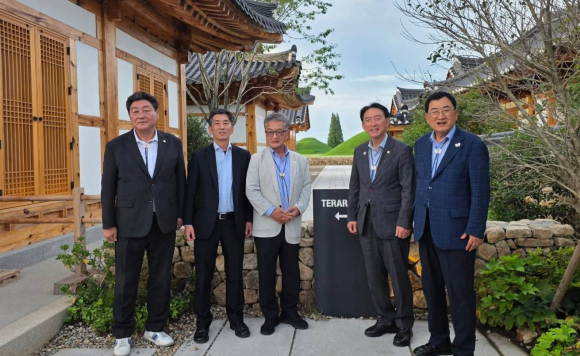 경주시 교촌마을 인근 한옥 카페를 찾아 조현 장관(좌측 세 번째)과 주낙영 경주시장(우측 첫 번째), 김석기(우측 두 번째) 국회 외통위원장 등과 기념촬영을 하고 있다.