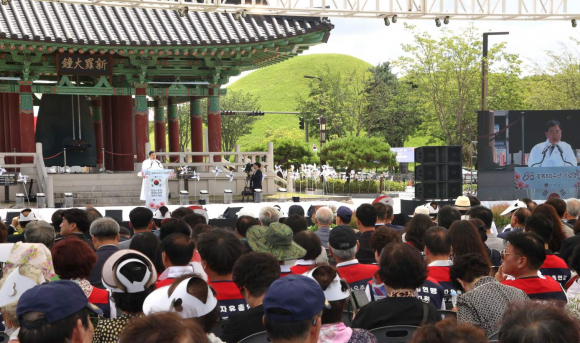 15일 경주시 봉황대와 신라대종 앞에서 열린 ‘광복 80주년 8·15 광복절 기념행사’에 시민들과 내빈들이 주낙영 경주시장의 경축사를 경청하고 있다.