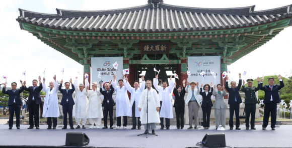 15일 광복 80주년 8·15 광복절 기념행사에서 주낙영 경주시장을 비롯한 내빈들이 신라대종 앞에서 태극기를 흔들며 만세삼창을 외치고 있다.