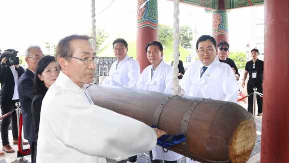 15일 주낙영 경주시장을 비롯한 내빈들이 광복 80주년 8·15 광복절 기념 타종식에서 신라대종을 힘차게 울리고 있다.