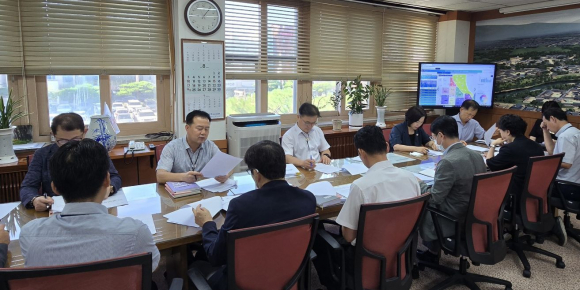 경주시가 14일 부시장실에서 ‘APEC 서비스 향상 TF’ 2차 회의를 열고 숙소·음식·교통 등 서비스 체감도가 높은 분야의 개선방안을 논의하고 있다.