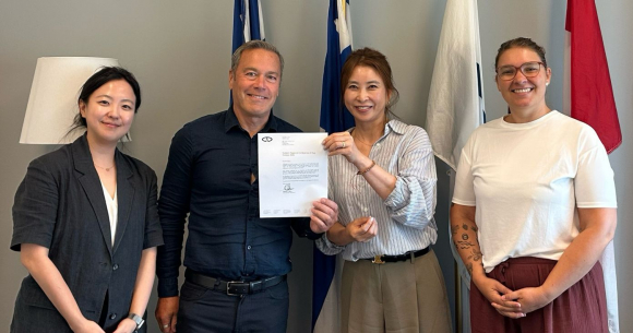 세계유산도시기구 아태지역사무처가 지난달 30일(현지시간) 캐나다 퀘벡 세계유산도시기구 본부를 찾아 총회 준비 사항을 협의 한 후 기념촬영을 하고 있다. 사진 좌측부터 경주시 대외소통협력관 OWHC 아태사무처 김지영 주무관, OWHC 미카엘 드 티스 사무총장, 경주시 대외소통협력관 OWHC 아태사무처 김정희 팀장, OWHC 앙드레안 샤레스트 사무차장.
