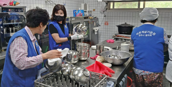 바르게살기운동 경주시협의회 회원들이 19일 강동면 장애인 복지시설 ‘예티쉼터’를 찾아 청소와 음식 준비 등 봉사활동을 하며 이웃 사랑을 실천하고 있다.