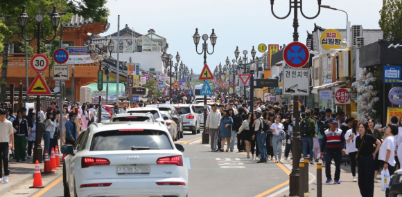 전통과 청년문화 공존하는 경주 황리단길 전경.