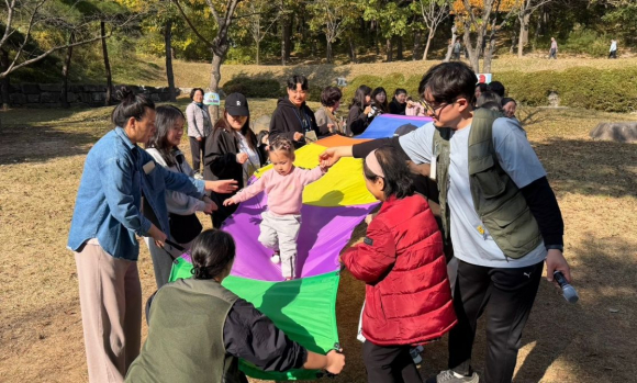 계림초병설유치원(원장 최쌍길)은 지난 6일 흥무공원에서 전체 유아 및 보호자를 대상으로 보호자 참여수업을 실시했다.
