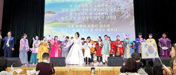 한국향가문화예술원은 지난달 26일 황남초 대강당에서 '제4회 청소년과 함께하는 경북시낭송·향가콘서트'를 성황리에 개최했다.