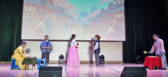 한국향가문화예술원은 지난달 26일 황남초 대강당에서 '제4회 청소년과 함께하는 경북시낭송·향가콘서트'를 성황리에 개최했다.