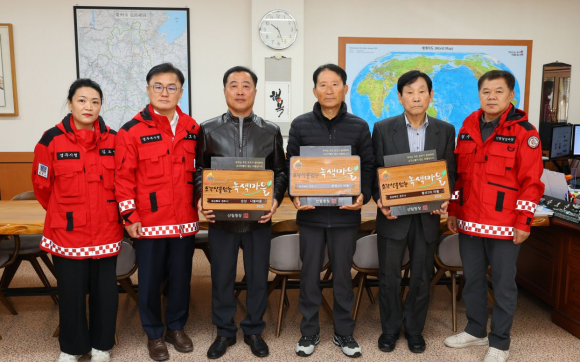 11일 경주시청에서 열린 ‘2025년 산림청 소각산불 없는 녹색마을 캠페인’ 현판 전달식에서 송호준 부시장(왼쪽 두 번째)이 마을 대표들과 함께 기념촬영을 하고 있다.