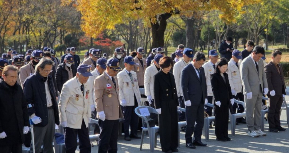 제6회 참전유공자 추모 및 명예선양비 기념식에서 참석자들이 참전유공자를 기리며 묵념하고 있다.