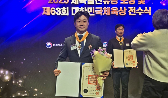 우승수 경주시청 우슈팀 감독이 21일 서울에서 열린 ‘2025 체육발전유공 포상 및 제63회 대한민국체육상 전수식’에서 체육훈장 맹호장을 받고 기념촬영하고 있다.