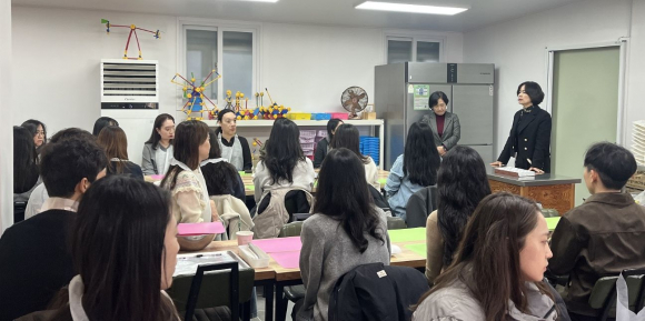 남미경 경주시 시민복지국장이 20일 사회복지업무 담당 공무원 150여 명을 대상으로 실시한 소진예방 교육에서 인사말을 전하고 있다.