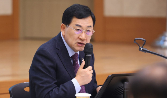경주시 주낙영 시장이 24일 오전 시청에서 열린 확대간부회의에서 주요 현안과 연말 행사 추진 상황을 점검하며 발언하고 있다.