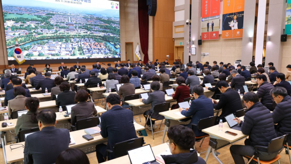 경주시 주낙영 시장이 24일 오전 시청에서 열린 확대간부회의에서 주요 현안과 연말 행사 추진 상황을 점검하며 발언하고 있다.