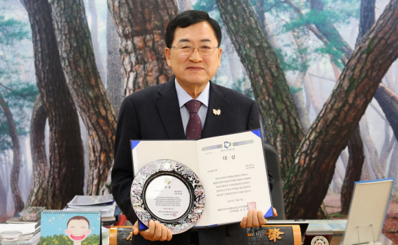 주낙영 경주시장이 제2회 대한민국지자체홍보대상 역사문화부문 대상 상패와 인증서를 들고 기념촬영을 하고 있다.