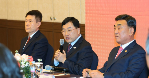 경주시는 24일 오후 경주 힐튼호텔에서 ‘2025년 하반기 해오름동맹 상생협의회 정기회’를 열고 공동협력사업 추진 현황과 내년도 예산 편성 방향 등을 논의했다.