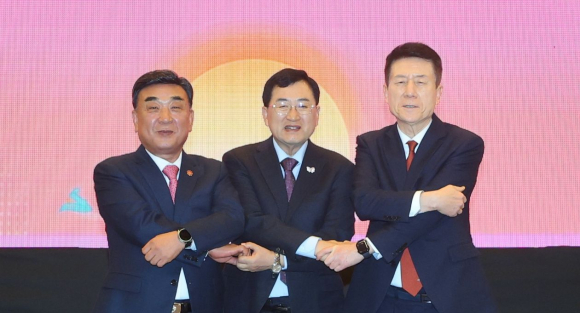 경주시는 24일 오후 경주 힐튼호텔에서 ‘2025년 하반기 해오름동맹 상생협의회 정기회’를 열고 공동협력사업 추진 현황과 내년도 예산 편성 방향 등을 논의했다.