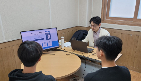 경주시 청소년진로교육체험센터가 운영한 '고등학교 진학 컨설팅'에서 전문 컨설턴트가 학생들에게 맞춤형 진학 상담을 하고 있다.
