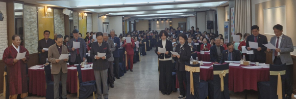 노인대학 교가를 반주에 맞춰 다함께 부르고 있다.