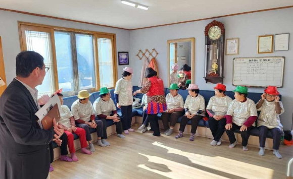 경북경로당광역지원센터 문국보 센터장의 흐뭇한 모습.