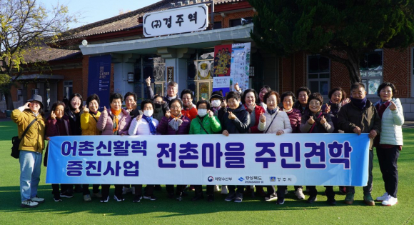 전시회 후 단체사진.