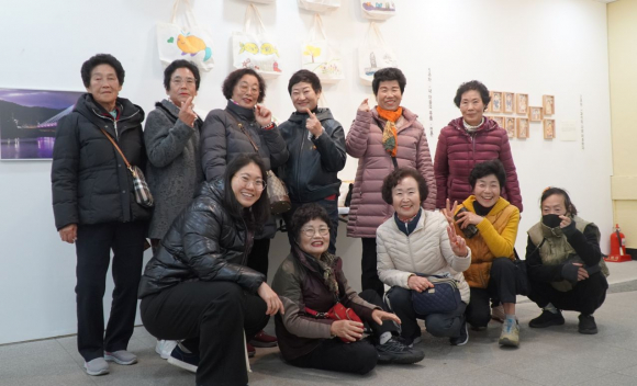 전시회 후 기념촬영.