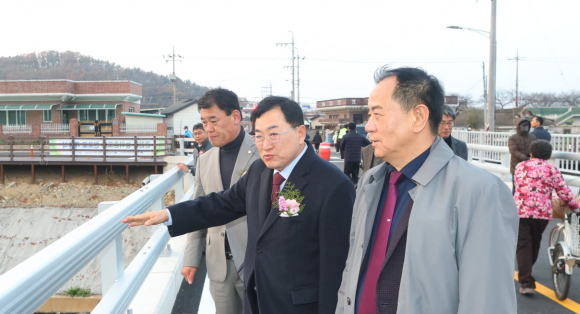 주낙영 경주시장(가운데)이 새로 개통된 천포교 시설을 점검하며 교량 구조 및 안전 조치 사항을 살펴보고 있다.